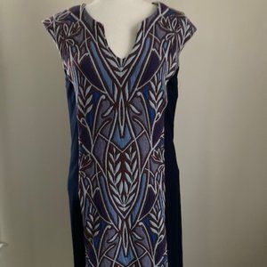 HD in Paris V neck dress, size Medium
